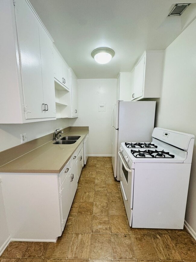 Interior Photo - 600-817 N LAS PALMAS AVE