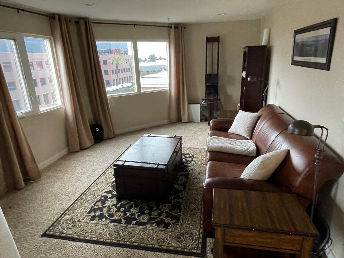 Foto principal - 6400 Christie Ave