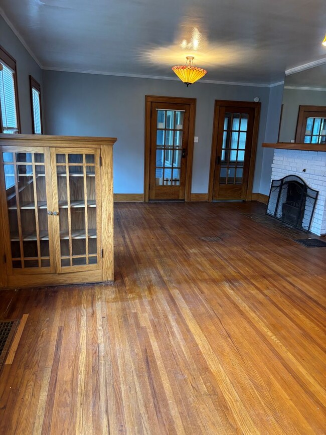Building Photo - 2 BR, 1 Bath, 1-stall garage Home for Rent