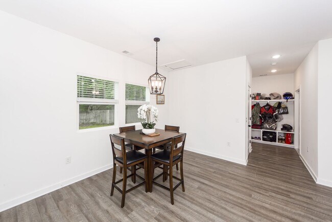 Foto del edificio - 4 Bedroom 3 Bath Home in Windsor Hill - North Charleston