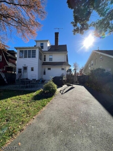 Building Photo - 1227 Putnam Ave