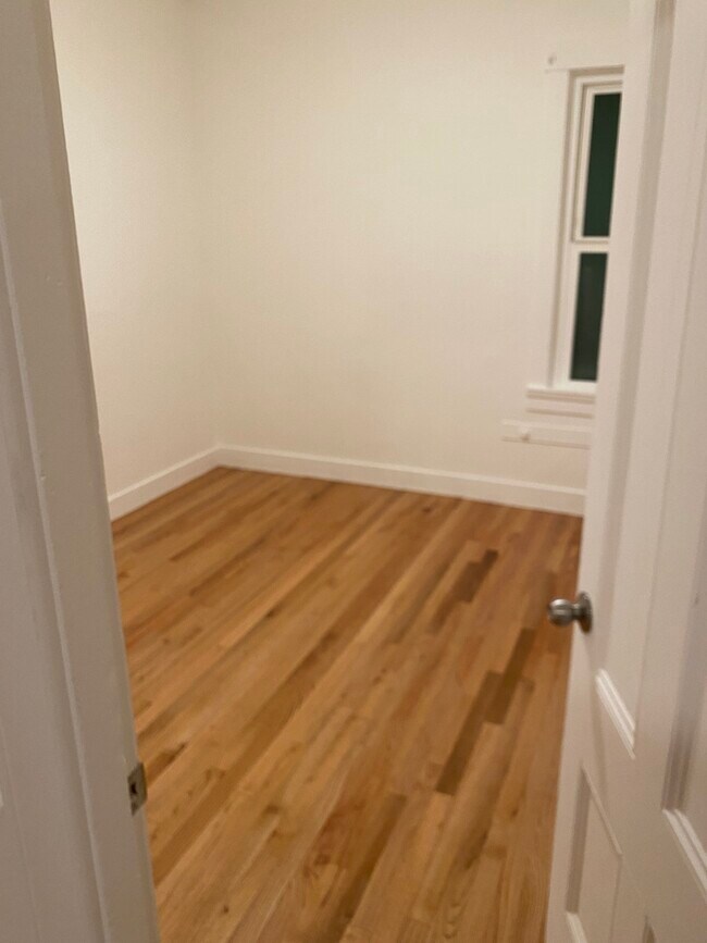 Building Photo - 34 Kilburn Street, Unit 3