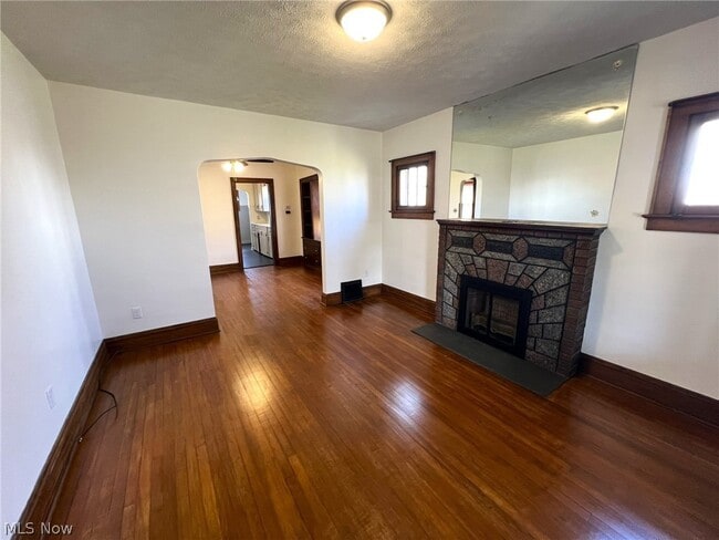 Building Photo - 982 Dan St