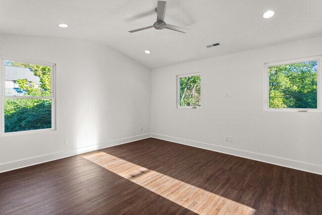 Building Photo - 2123 Sadler Ave