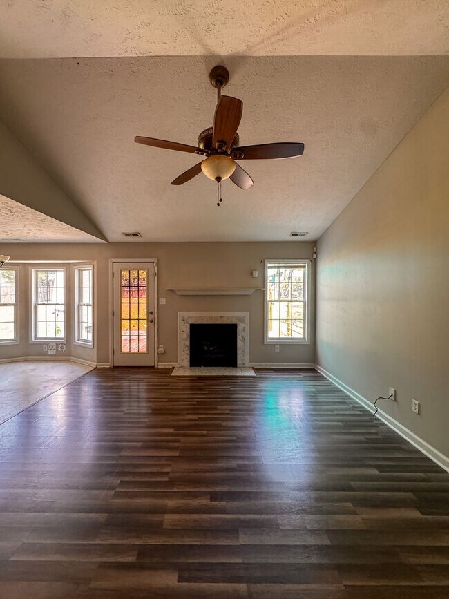Building Photo - Charming 3 Bed 2 Bath Plus Bonus Room in Raeford
