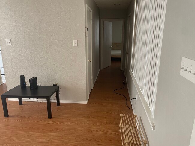 Pasillo al dormitorio 1 - 2409 Leon St