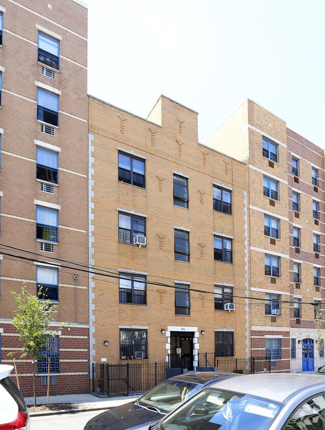 Building Photo - 910 E 178th St