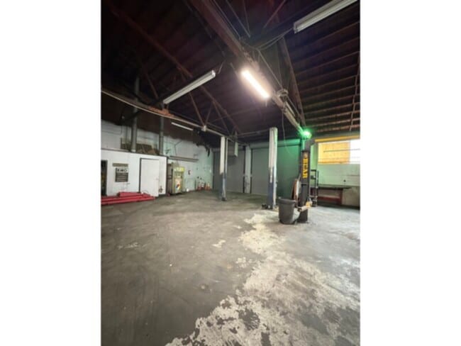 Foto del edificio - Automotive Commercial Warehouse for Lease