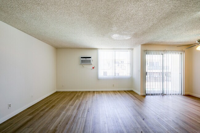 Foto del edificio - 5452 Corteen Pl