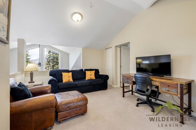 Building Photo - Bright and updated 3 bedroom with loft, In Unit Washer & Dryer, Large windows