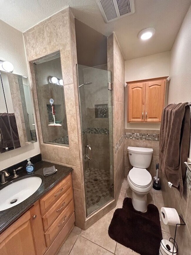 Building Photo - Come see this charming 3 bedroom / 2 bath ...