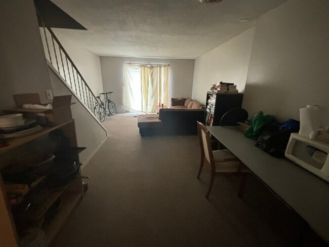 Building Photo - 511 Albert St