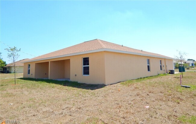 Building Photo - 902 NE 8th Pl