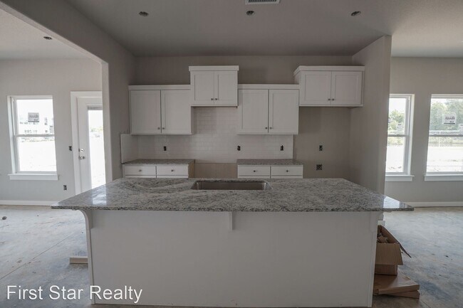 Building Photo - 4 br, 3.5 bath House - 644 N Salem Rd