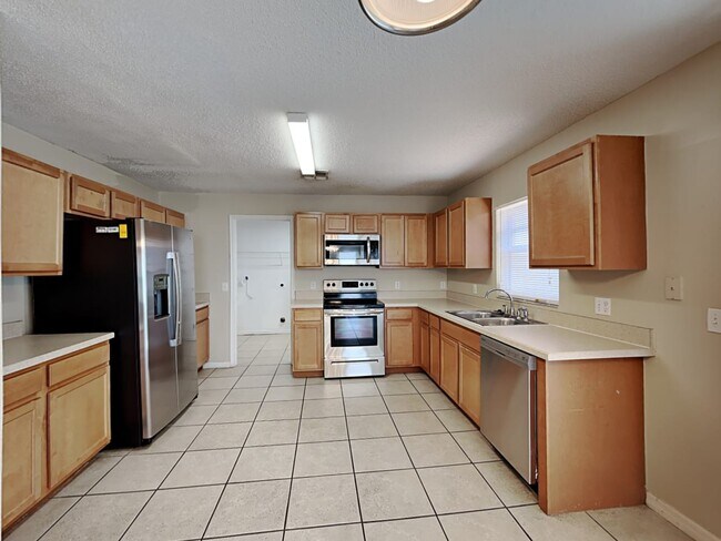 Building Photo - 2018 Crestridge Dr