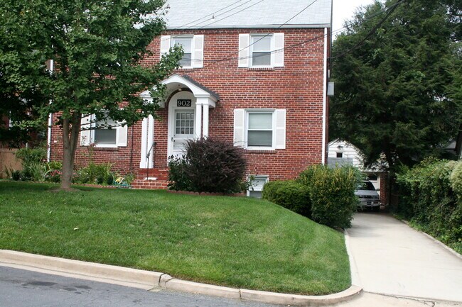1BR/1BA basement apt - 902 Houston Ave