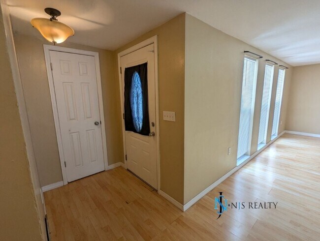 Foto del edificio - Beautiful 2/2/1 1600 Sq. Ft. with BONUS RO...