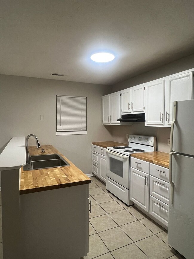 Building Photo - 3 Bed newly remodeled, single-family home located in the vibrant city of Indianapolis!