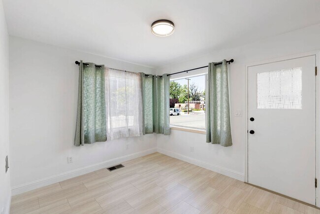 Building Photo - Newly Renovated 2 BD Brick Bungalow in Riverwalk District!