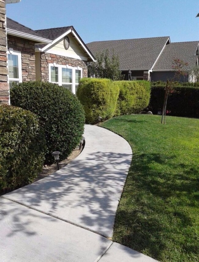 Building Photo - Charming 4 bedroom 2 bathroom North Hanford