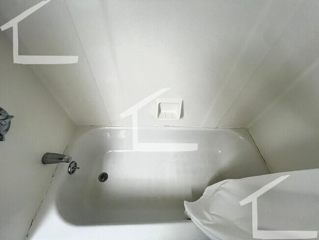 Building Photo - Great 1 bedroom condo available NOW - Northeastern