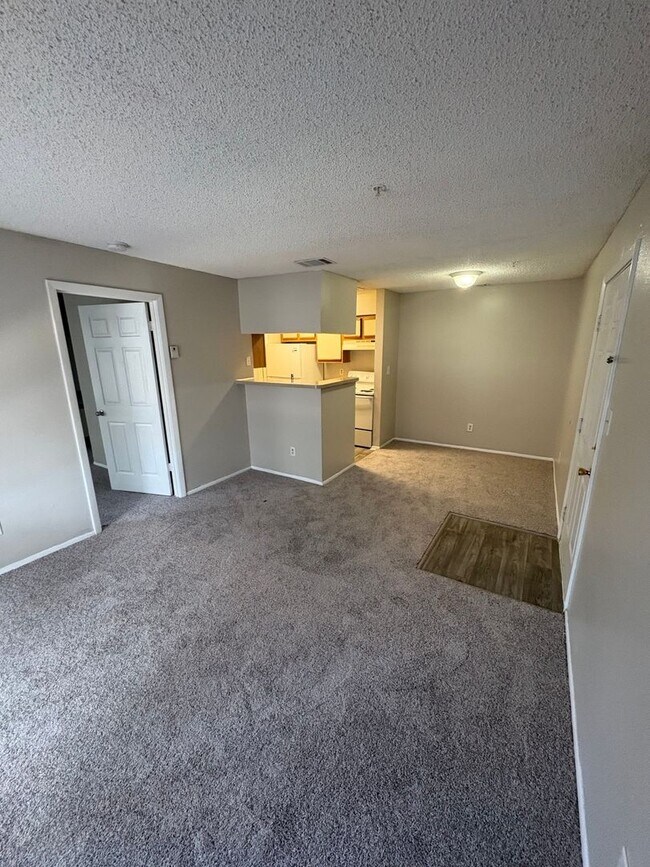Building Photo - 1 bed 1 bath First Floor!!