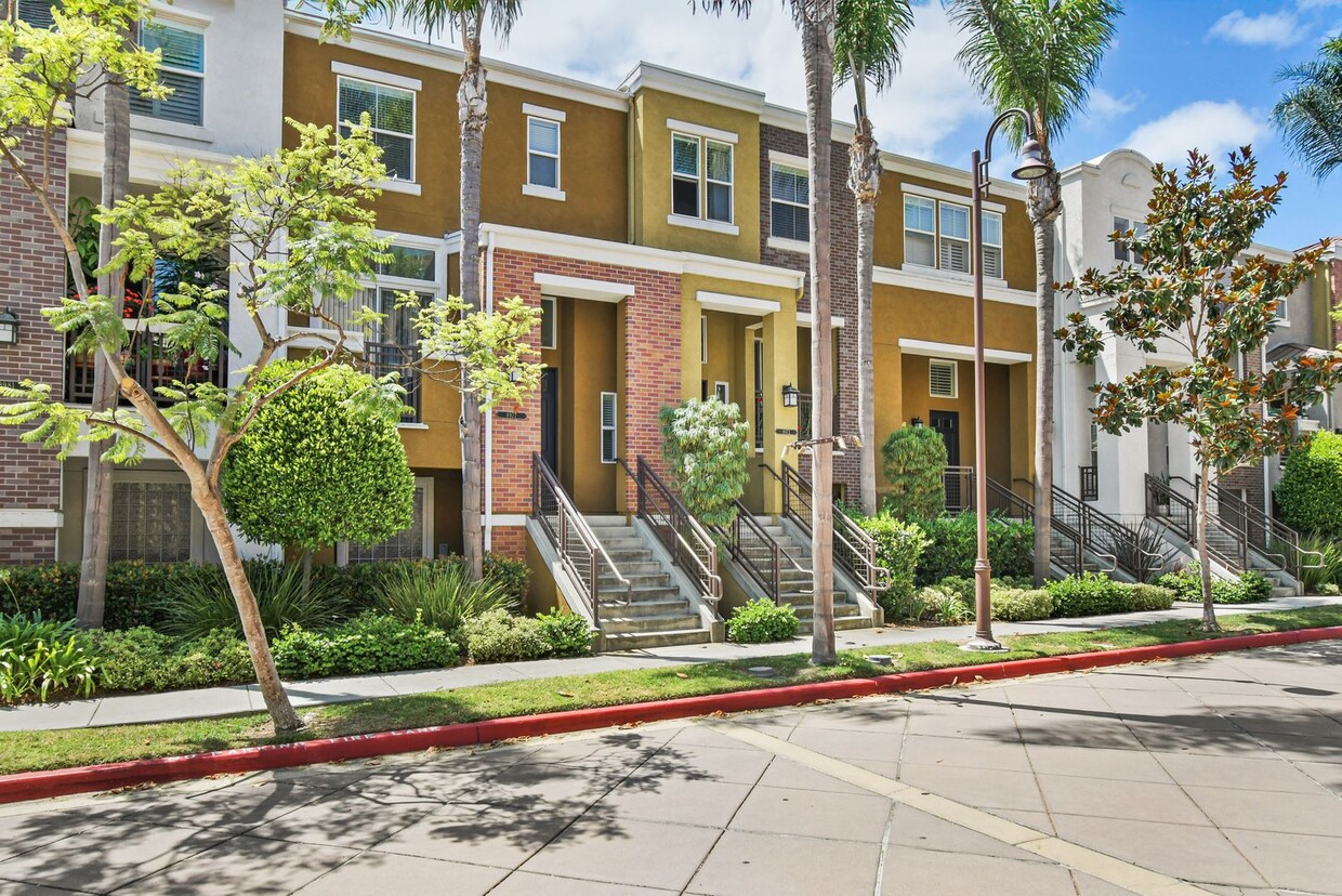 Foto principal - Act Fast: Charming Townhome in Central San...