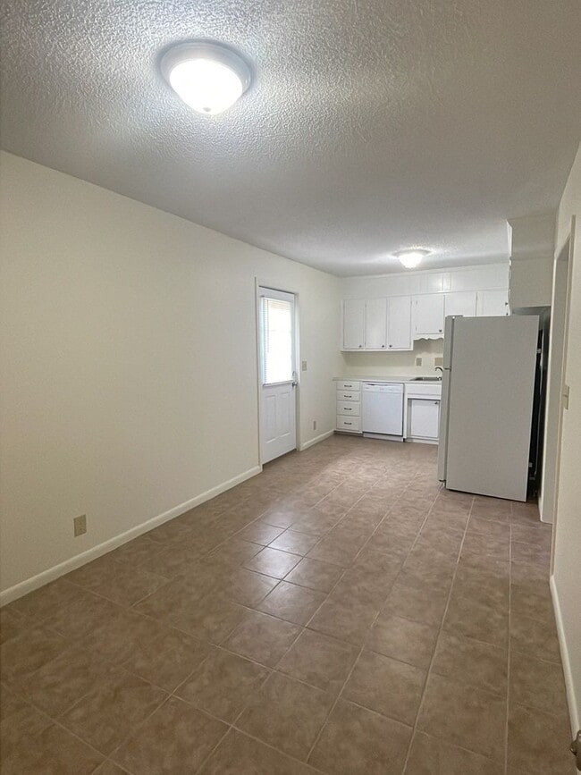 Building Photo - 2 Bedroom in Historical Gallatin!
