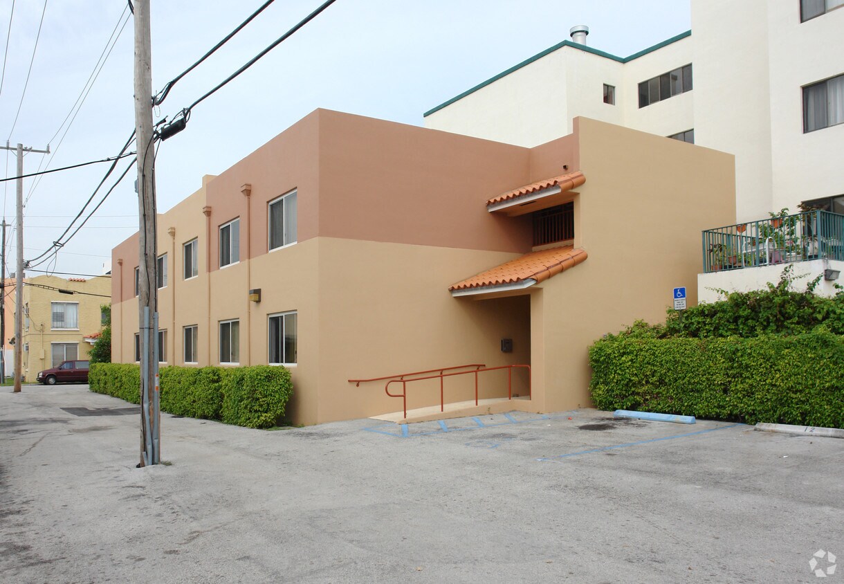 Building Photo - 23 SW 21st Ave