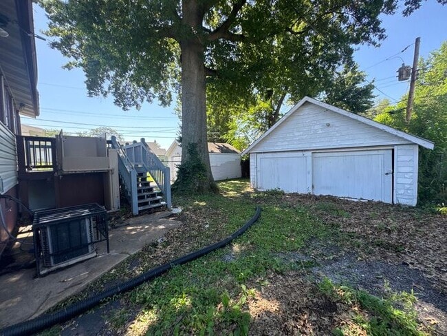 Building Photo - Roomy 4 Bed/1 Bath