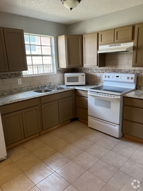 Unit 1 Kitchen - 3700 Keltner Ave