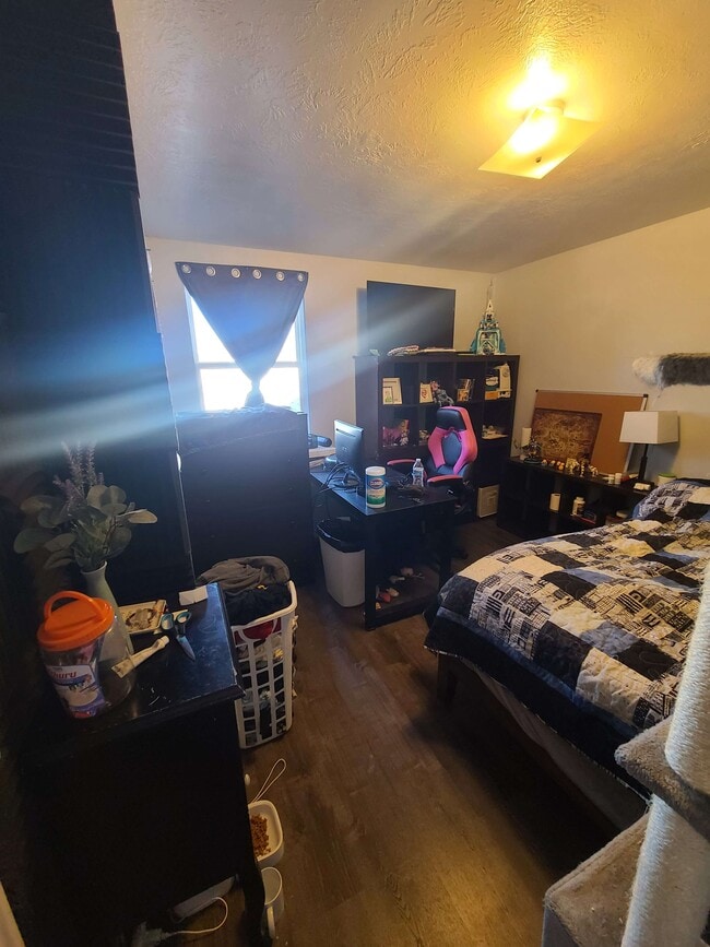 $700 room (upstairs) - 476 E Acoma Rd