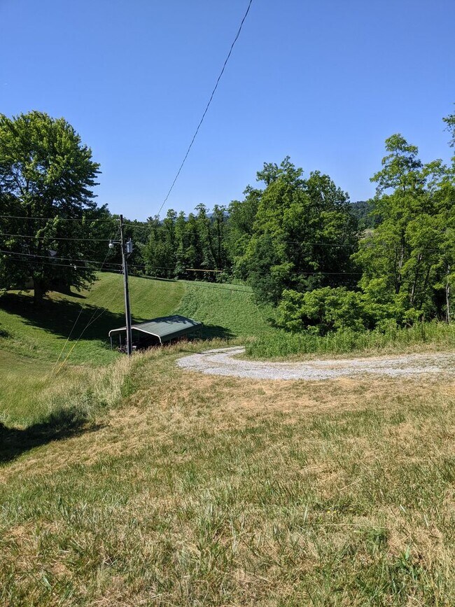 Foto del edificio - 235 Monarch Ln