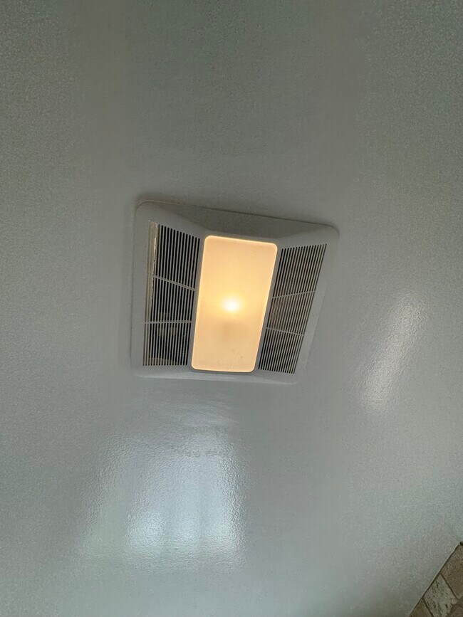 Ventilador de calefacción en el baño - 5943 Tujunga Ave
