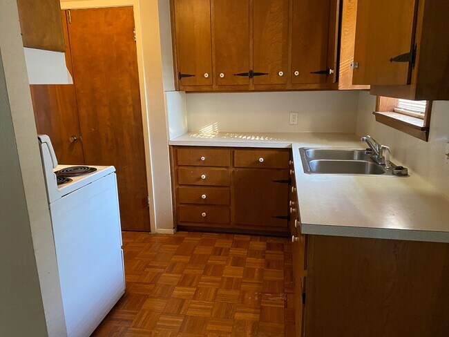 Kitchen - 2000 W Pinecrest Dr