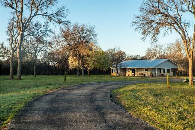 Foto del edificio - 701 Timber Ridge Rd