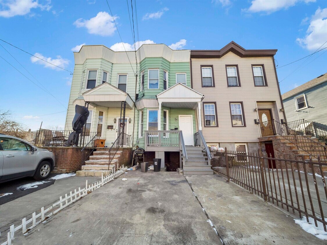 Primary Photo - 363 Forrest St