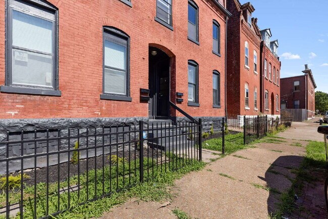 Foto del edificio - Live in Style – 1BR Townhouse in McKinley ...