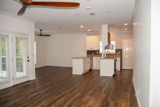 Foto del edificio - Luxury 3 bedroom 3.5 bath home in GATED community with BOAT SLIP!