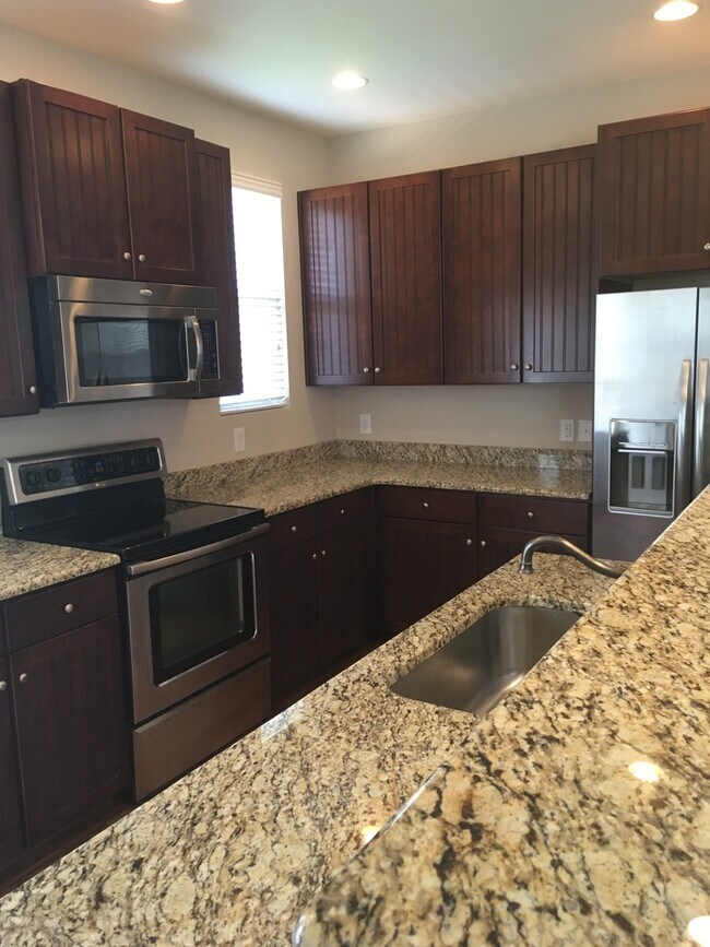 Building Photo - 3 bedroom/ 2.5 bath spacious home in Nolen...
