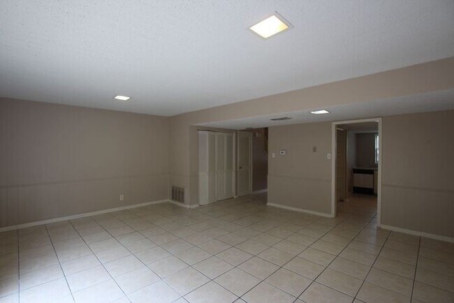 Foto del edificio - Beautiful 3 bedroom 1.5 bath Townhome in T...