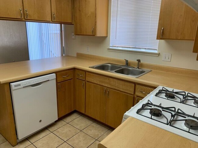 Foto del edificio - Nice front unit available on Demaree!