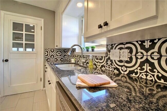 Foto del edificio - 10616 Greystone Ave