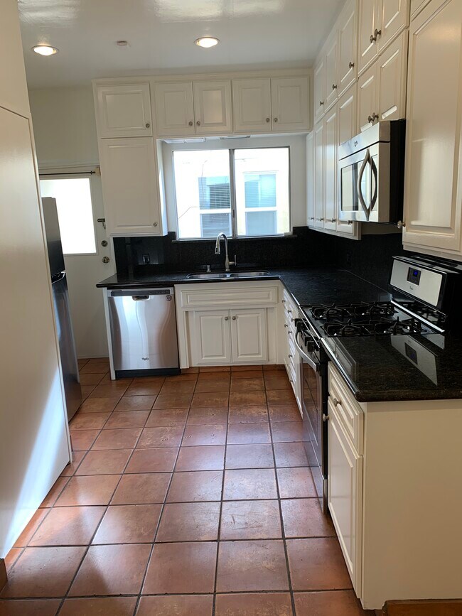 Foto del edificio - 9248 Charleville Blvd