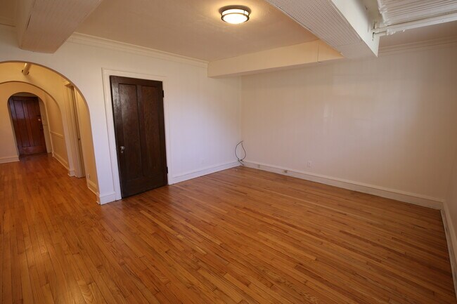 Building Photo - 6028 N Francisco Ave