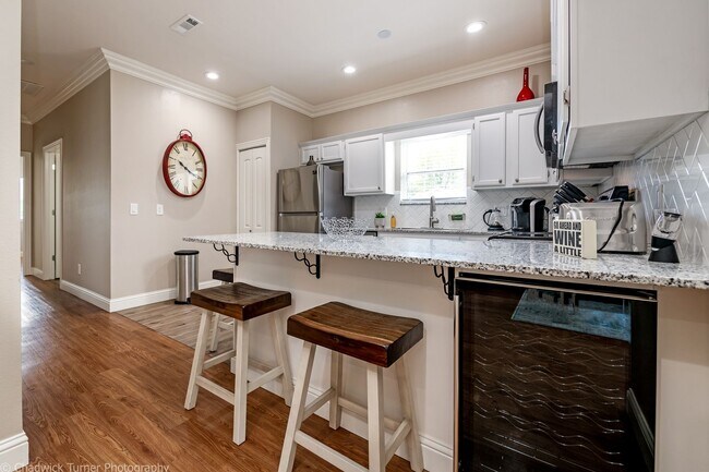 Foto del edificio - 2 Bedroom Duplex with Fenced In Backyard- ...