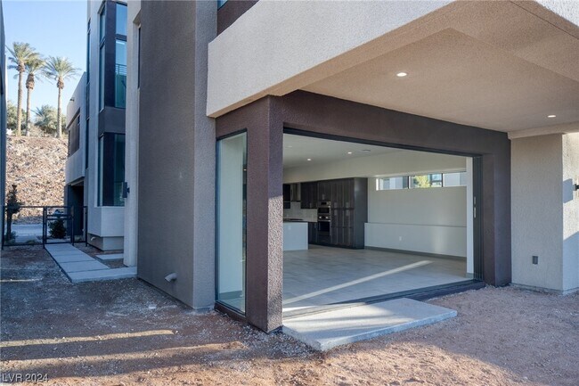Building Photo - 18 Promenade Isle Ln