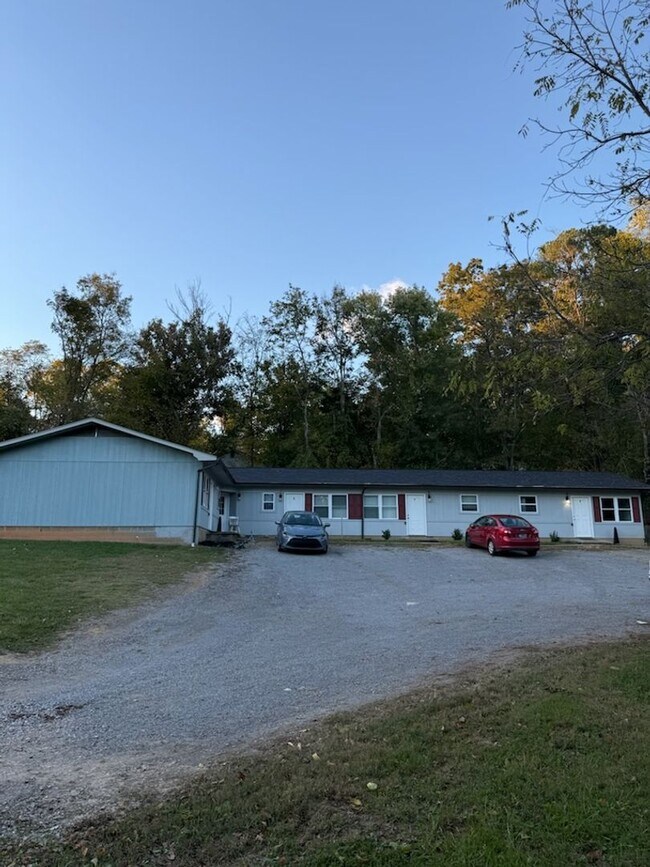 Building Photo - Maynardville 37807 - 2 bedroom, 1 bath apartment water included - Contact Lisa Vineyard and Shann...
