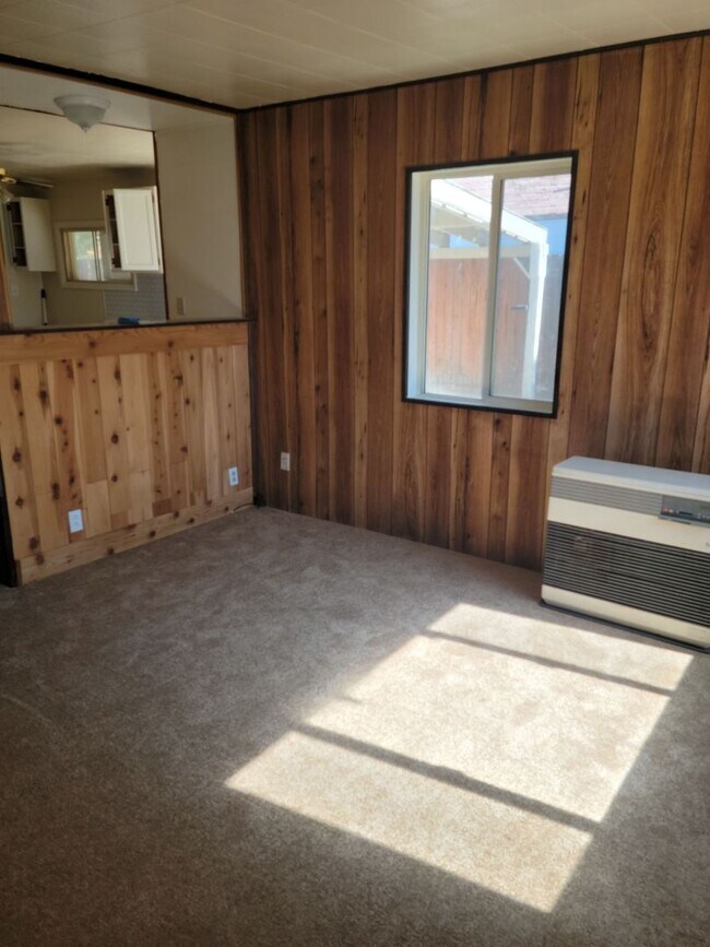 Building Photo - 3 bedroom, 1 bath in town