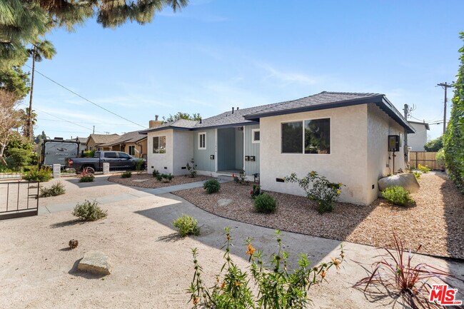 Foto del edificio - 15836 Chatsworth St